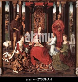 MEMLING, Hans (* ca. 1440, Seligenstadt, d. 1494, Brügge) St. John Altar (Mitteltafel) 1474-79 Öl auf Eichenplatte, 173,6 x 173,7 cm Memlingmuseum, Sint-Janshospitaal, Brügge die Zentraltafel konzentriert sich auf eine Sacra Conversazione, eine Versammlung von Heiligen um die Jungfrau. Maria thront auf einem goldenen Sitz und wird von zwei dunkelblauen Engeln, die über ihr schweben, zur Himmelskönigin gekrönt. Die Heilige Katharina kniet auf einer Seite, erkennbar an den Instrumenten ihres Martyriums, Schwert und Rad und am Hochzeitsritual. Das Attribut der heiligen Barbara, die auf der anderen Seite kniend ist, ist Rache Stockfoto