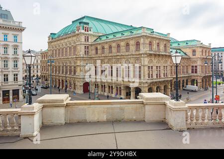 wien, österreich - 17. oktober 2019: Bau der Staatsoper in der Herbstsaison. Bedeckter Himmel. Beliebtes Reiseziel. Blick vom albertina Museum. Städtisches lan Stockfoto