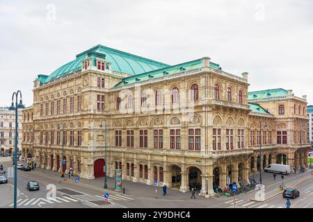 wien, österreich - 17. oktober 2019: Bau der Staatsoper in der Herbstsaison. Bedeckter Himmel. Beliebtes Reiseziel. Blick vom albertina Museum. Landschaftlich reizvoll Stockfoto