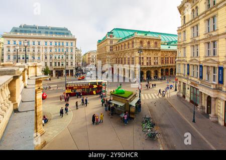 wien, österreich - 17. oktober 2019: Bau der Staatsoper in der Herbstsaison. Bedeckter Himmel. Beliebtes Reiseziel. Blick vom albertina Museum Stockfoto