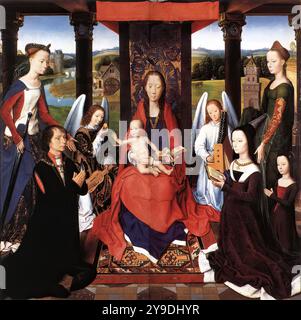 MEMLING, Hans (* ca. 1440, Seligenstadt, d. 1494, Brügge) das Donne-Triptychon (Mitteltafel) ca. 1475 Öl auf Eiche, 70,5 x 30,5 cm National Gallery, London die Mitteltafel zeigt die Jungfrau und das Kind, der Spender Sir John Donne kniet rechts der Jungfrau. Links der Jungfrau knien die Frau des Spenders Elizabeth und ihr ältestes Kind Anne. Die beiden weiblichen Heiligen sind Katharina, die Sir John der Jungfrau überbringt, und Barbara hinter Lady Donne. --- Schlüsselwörter: ----------------- Autor: MEMLING, Hans Titel: Das Donne Triptychon (Mitteltafel) Zeitlinie: 1451-1500 Schule: Flemi Stockfoto