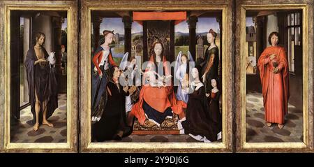 MEMLING, Hans (*ca. 1440, Seligenstadt, d. 1494, Brügge) das Donne-Triptychon um 1475 Öl auf Eiche, 70,5 x 70,5 cm (Mitteltafel), 70,5 x 30,5 cm (Flügel) National Gallery, London der Altar zeigt die Madonna mit Heiligen, Engeln und Spendern. Der Stifter, der zusammen mit seiner Familie auf dem Gemälde vertreten ist, war Sir John Donne, ein englischer Ritter. --- Schlüsselwörter: ----------------- Autor: MEMLING, Hans Titel: Das Donne Triptychon Zeitlinie: 1451-1500 Schule: Flämische Form: Malerei Typ: Religiös Stockfoto