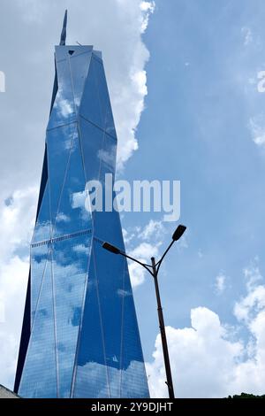 Merdeka 118 Wolkenkratzer mit blauem und bewölktem Himmel in Kuala Lumpur Malaysia Stockfoto