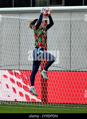 München, Deutschland. Oktober 2024. Daphne Van Domselaar (Torfrau, Arsenal Woman FC, #14) beim Aufwaermen. GER, FC Bayern München gegen Arsenal WFC, Fussball, UEFA Womans Champions League, Gruppe C, 1. Spieltag, Saison 2024/2025, 09.10.2024. Foto: Eibner-Pressefoto/Heike feiner Credit: dpa/Alamy Live News Stockfoto