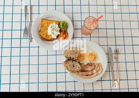 Ein köstliches und appetitliches Frühstück mit Toast und einem farbenfrohen Smoothie Stockfoto