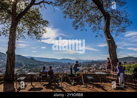 Sarajevo, Bosnien Und Herzegowina. Oktober 2024. Die Menschen machen Fotos von der Gelben Festung in Sarajevo, Bosnien und Herzegowina, am 08. Oktober 2024. Foto: Zvonimir Barisin/PIXSELL Credit: Pixsell/Alamy Live News Stockfoto