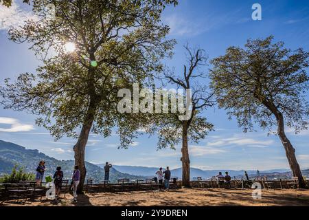Sarajevo, Bosnien Und Herzegowina. Oktober 2024. Die Menschen machen Fotos von der Gelben Festung in Sarajevo, Bosnien und Herzegowina, am 08. Oktober 2024. Foto: Zvonimir Barisin/PIXSELL Credit: Pixsell/Alamy Live News Stockfoto