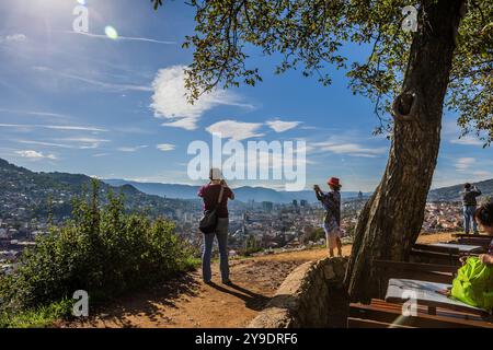 Sarajevo, Bosnien Und Herzegowina. Oktober 2024. Die Menschen machen Fotos von der Gelben Festung in Sarajevo, Bosnien und Herzegowina, am 08. Oktober 2024. Foto: Zvonimir Barisin/PIXSELL Credit: Pixsell/Alamy Live News Stockfoto