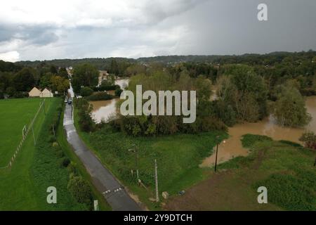 Pommeuse, Frankreich. Oktober 2024. Luftaufnahme über die Überschwemmung des Flusses Grand Morin in Pommeuse, Département seine-et-Marne, östlich von Paris, am 10. Oktober 2024, als die schweren Regenfälle im Zusammenhang mit dem Kirk-Tiefdrucksystem allmählich nachließen, überquerte die Ile-de-France-Region nach Nordosten, wobei die seine-et-Marne immer noch unter einem roten Hochwasseralarm stand, während mehr als 67.000 Häuser ohne Strom waren. Foto: Raphael Lafargue/ABACAPRESS. COM Credit: Abaca Press/Alamy Live News Stockfoto