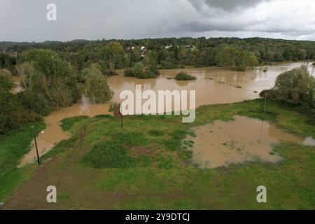 Pommeuse, Frankreich. Oktober 2024. Luftaufnahme über die Überschwemmung des Flusses Grand Morin in Pommeuse, Département seine-et-Marne, östlich von Paris, am 10. Oktober 2024, als die schweren Regenfälle im Zusammenhang mit dem Kirk-Tiefdrucksystem allmählich nachließen, überquerte die Ile-de-France-Region nach Nordosten, wobei die seine-et-Marne immer noch unter einem roten Hochwasseralarm stand, während mehr als 67.000 Häuser ohne Strom waren. Foto: Raphael Lafargue/ABACAPRESS. COM Credit: Abaca Press/Alamy Live News Stockfoto