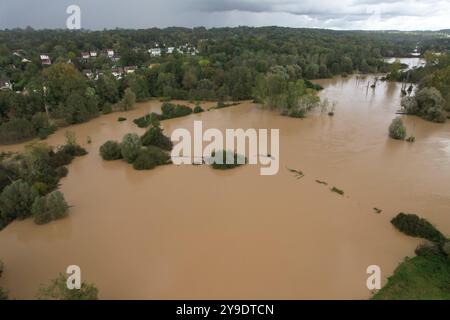 Pommeuse, Frankreich. Oktober 2024. Luftaufnahme über die Überschwemmung des Flusses Grand Morin in Pommeuse, Département seine-et-Marne, östlich von Paris, am 10. Oktober 2024, als die schweren Regenfälle im Zusammenhang mit dem Kirk-Tiefdrucksystem allmählich nachließen, überquerte die Ile-de-France-Region nach Nordosten, wobei die seine-et-Marne immer noch unter einem roten Hochwasseralarm stand, während mehr als 67.000 Häuser ohne Strom waren. Foto: Raphael Lafargue/ABACAPRESS. COM Credit: Abaca Press/Alamy Live News Stockfoto