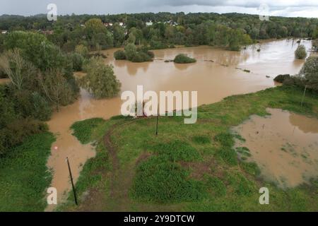 Pommeuse, Frankreich. Oktober 2024. Luftaufnahme über die Überschwemmung des Flusses Grand Morin in Pommeuse, Département seine-et-Marne, östlich von Paris, am 10. Oktober 2024, als die schweren Regenfälle im Zusammenhang mit dem Kirk-Tiefdrucksystem allmählich nachließen, überquerte die Ile-de-France-Region nach Nordosten, wobei die seine-et-Marne immer noch unter einem roten Hochwasseralarm stand, während mehr als 67.000 Häuser ohne Strom waren. Foto: Raphael Lafargue/ABACAPRESS. COM Credit: Abaca Press/Alamy Live News Stockfoto