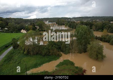 Pommeuse, Frankreich. Oktober 2024. Luftaufnahme über die Überschwemmung des Flusses Grand Morin in Pommeuse, Département seine-et-Marne, östlich von Paris, am 10. Oktober 2024, als die schweren Regenfälle im Zusammenhang mit dem Kirk-Tiefdrucksystem allmählich nachließen, überquerte die Ile-de-France-Region nach Nordosten, wobei die seine-et-Marne immer noch unter einem roten Hochwasseralarm stand, während mehr als 67.000 Häuser ohne Strom waren. Foto: Raphael Lafargue/ABACAPRESS. COM Credit: Abaca Press/Alamy Live News Stockfoto