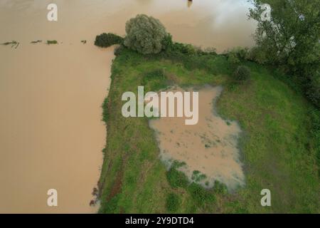 Pommeuse, Frankreich. Oktober 2024. Luftaufnahme über die Überschwemmung des Flusses Grand Morin in Pommeuse, Département seine-et-Marne, östlich von Paris, am 10. Oktober 2024, als die schweren Regenfälle im Zusammenhang mit dem Kirk-Tiefdrucksystem allmählich nachließen, überquerte die Ile-de-France-Region nach Nordosten, wobei die seine-et-Marne immer noch unter einem roten Hochwasseralarm stand, während mehr als 67.000 Häuser ohne Strom waren. Foto: Raphael Lafargue/ABACAPRESS. COM Credit: Abaca Press/Alamy Live News Stockfoto