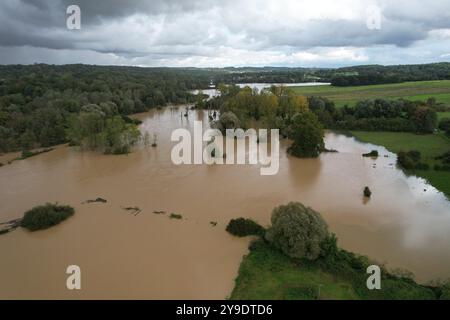 Pommeuse, Frankreich. Oktober 2024. Luftaufnahme über die Überschwemmung des Flusses Grand Morin in Pommeuse, Département seine-et-Marne, östlich von Paris, am 10. Oktober 2024, als die schweren Regenfälle im Zusammenhang mit dem Kirk-Tiefdrucksystem allmählich nachließen, überquerte die Ile-de-France-Region nach Nordosten, wobei die seine-et-Marne immer noch unter einem roten Hochwasseralarm stand, während mehr als 67.000 Häuser ohne Strom waren. Foto: Raphael Lafargue/ABACAPRESS. COM Credit: Abaca Press/Alamy Live News Stockfoto