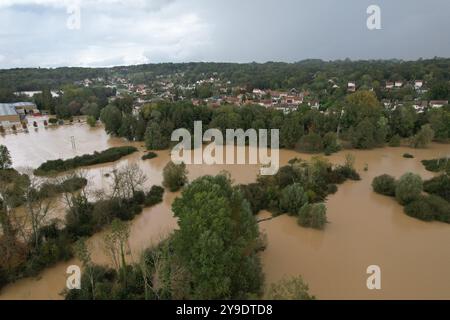 Pommeuse, Frankreich. Oktober 2024. Luftaufnahme über die Überschwemmung des Flusses Grand Morin in Pommeuse, Département seine-et-Marne, östlich von Paris, am 10. Oktober 2024, als die schweren Regenfälle im Zusammenhang mit dem Kirk-Tiefdrucksystem allmählich nachließen, überquerte die Ile-de-France-Region nach Nordosten, wobei die seine-et-Marne immer noch unter einem roten Hochwasseralarm stand, während mehr als 67.000 Häuser ohne Strom waren. Foto: Raphael Lafargue/ABACAPRESS. COM Credit: Abaca Press/Alamy Live News Stockfoto