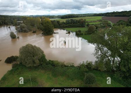 Pommeuse, Frankreich. Oktober 2024. Luftaufnahme über die Überschwemmung des Flusses Grand Morin in Pommeuse, Département seine-et-Marne, östlich von Paris, am 10. Oktober 2024, als die schweren Regenfälle im Zusammenhang mit dem Kirk-Tiefdrucksystem allmählich nachließen, überquerte die Ile-de-France-Region nach Nordosten, wobei die seine-et-Marne immer noch unter einem roten Hochwasseralarm stand, während mehr als 67.000 Häuser ohne Strom waren. Foto: Raphael Lafargue/ABACAPRESS. COM Credit: Abaca Press/Alamy Live News Stockfoto