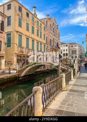 Venedig, Italien - april 2,2023: Canal Grande Venedig, Gondelfahrer. Hochwertige Fotos Stockfoto