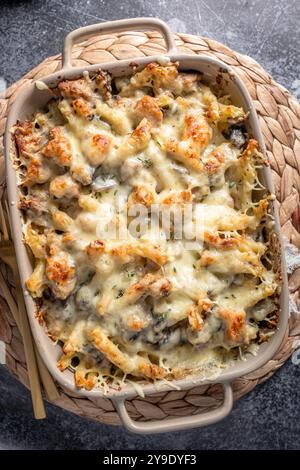 Pasta-Auflauf mit Käse, Huhn und Pilzen Stockfoto