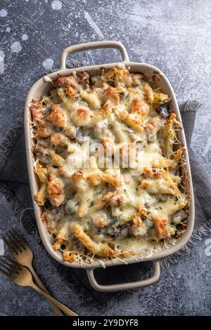 Pasta-Auflauf mit Käse, Huhn und Pilzen Stockfoto
