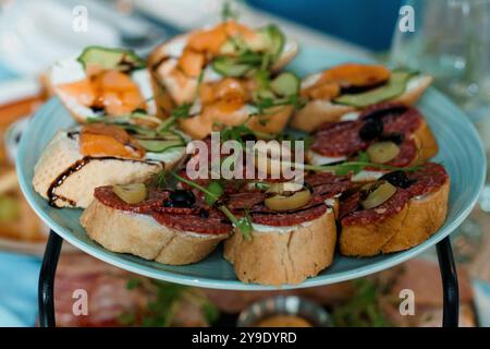 Köstliche Auswahl an Gourmet-Vorspeisen auf einem schönen Servierteller. Stockfoto