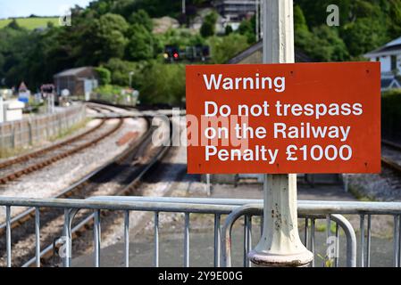 Ein Warnschild an der Kingswear Station an der Dartmouth Steam Railway, South Devon. Stockfoto