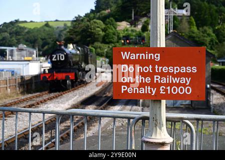 Ein Warnschild an der Kingswear Station an der Dartmouth Steam Railway, South Devon. Stockfoto