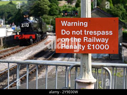 Ein Warnschild an der Kingswear Station an der Dartmouth Steam Railway, South Devon. Stockfoto