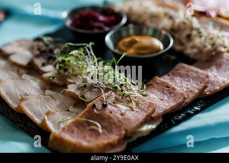 Exquisite Gourmet-Charcuterie-Pension mit delikaten Fleischgerichten und Beilagen. Stockfoto