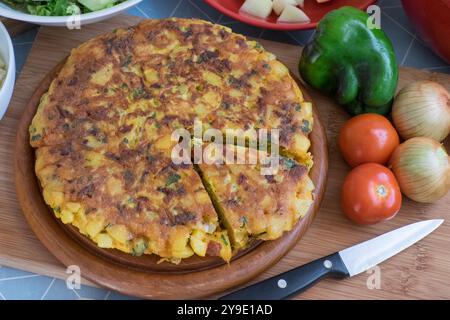 Kartoffelomelette und Zutaten Stockfoto