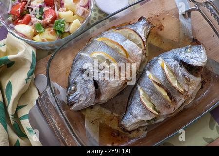 Tablett mit gebackenem Fisch Stockfoto