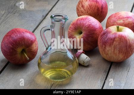 Äpfel und Apfelessig Stockfoto