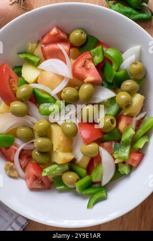 Schüssel Salat mit gedünsteten Kartoffeln und Oliven Stockfoto