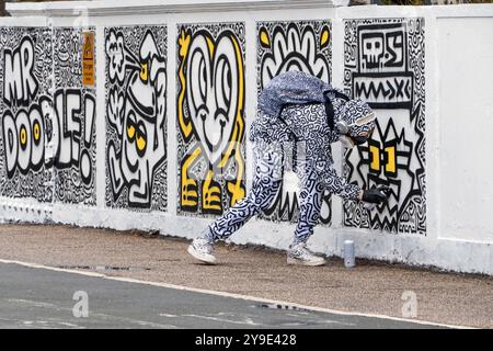 Der Straßenkünstler Mr. Doodle arbeitet an einem neuen Wandgemälde „Have A Doodley Day“ auf der Regents Park Rd Bridge Primrose Hill London Stockfoto