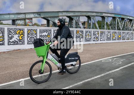 t Mr. Doodle neue Arbeit „Have A Doodley Day“ auf der Regents Park Rd Bridge Primrose Hill London Stockfoto