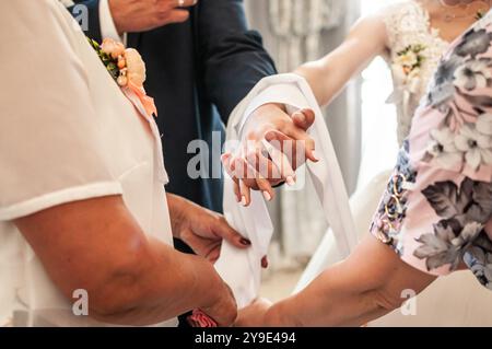 Ein berührender Moment der Einheit in der Hochzeitszeremonie-Handbindung. Stockfoto