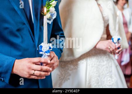 Elegante Hochzeitszeremonie mit Kerzen und Blumenakzenten. Stockfoto