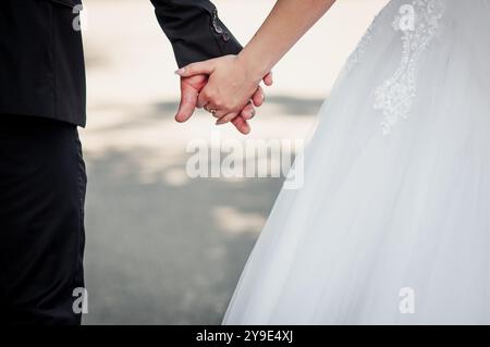 Die Liebe zu akzeptieren: Ein zärtlicher Moment zwischen einer Braut und einem Bräutigam in eleganter Kleidung. Stockfoto