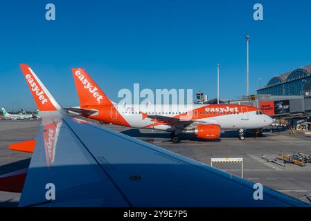 EasyJet Flugzeuge am Flughafen Alicante Elche Miguel Hernández, Spanien, Europa. Airbus A319 am Stand, von A320 mit Winglet gesehen Stockfoto