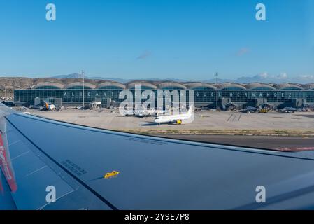 Flughafen Alicante Elche Miguel Hernández, Spanien, Europa. Von einem abfliegenden easyJet Airbus mit Ryanair- und Vueling-Jets auf dem Vorfeld aus gesehen Stockfoto