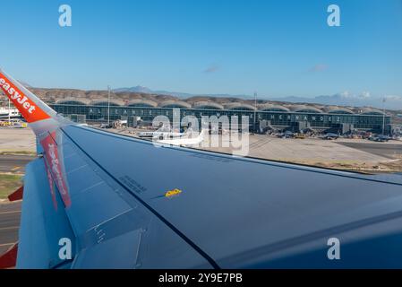 Flughafen Alicante Elche Miguel Hernández, Spanien, Europa. Von einem abfliegenden easyJet Airbus mit Ryanair- und Vueling-Jets auf dem Vorfeld aus gesehen Stockfoto