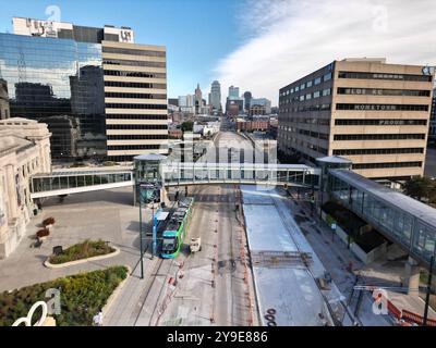 Blick aus der Luft auf die kansas City Street Car vor der Skyline Stockfoto
