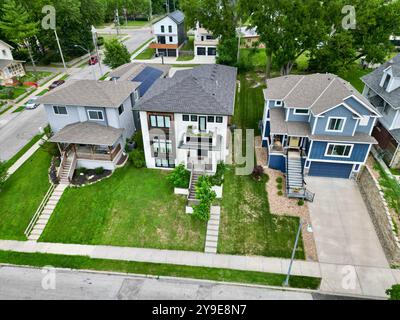 Gruppe von modernen Häusern in schöner Nachbarschaft Stockfoto