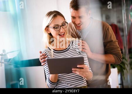 Arbeiten Sie gemeinsam an einem Projekt. Zwei junge Geschäftskollegen arbeiten im Startup-Büro zusammen Stockfoto