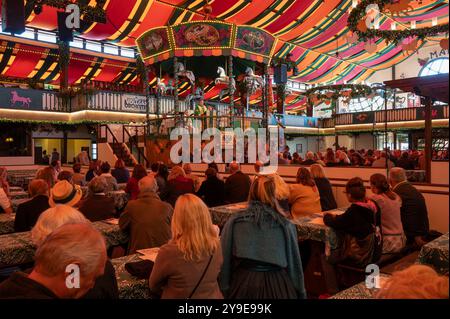 München, Messe im Marstall Festzelt beim 189. Oktoberfest auf der Theresienwiese, mit Kath. Zirkus und Schaustellerseelsorger Sascha Ellinghaus *** München, Messe im Marstall Festzelt beim Oktoberfest 189 auf der Theresienwiese, mit Kath Circus und Schaustellerpastor Sascha Ellinghaus Stockfoto