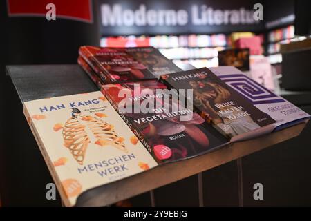 Berlin, Deutschland. Oktober 2024. Bücher des Literaturnobelpreisträgers Han Kang aus Südkorea 2024 sind im Buchladen Dussmann das Kulturkaufhaus erhältlich. Quelle: Sebastian Gollnow/dpa/Alamy Live News Stockfoto