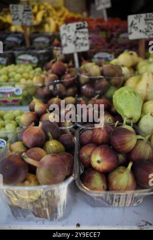 Frische Produkte: Feigen, Guave und Trauben zum Verkauf an einem Marktstand auf dem Machane Yehuda Markt in Jerusalem. Stockfoto