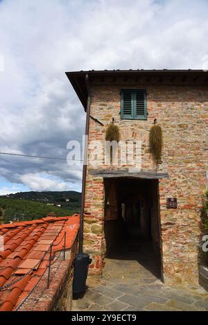 Vinci, Italien. September 2024. Details von der Fassade eines alten Hauses in Vinci, Toskana. Hochwertige Fotos Stockfoto