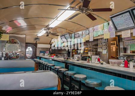 Bennington, VT, USA-15. Juni 2023: Inneneinrichtung eines klassischen amerikanischen Diner mit blauen Hockern und Kabinen. Stockfoto