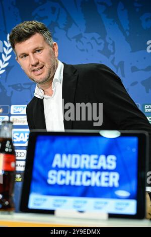 Zuzenhausen, Deutschland. Oktober 2024. Fußball: Bundesliga, TSG 1899 Hoffenheim, Pressekonferenz, Trainingszentrum. Andreas Schicker, Hoffenheims neuer Sportdirektor, kommt zur Pressekonferenz. Hinweis: Uwe Anspach/dpa - WICHTIGER HINWEIS: Gemäß den Vorschriften der DFL Deutschen Fußball-Liga und des DFB Deutschen Fußball-Bundes ist es verboten, im Stadion und/oder des Spiels aufgenommene Fotografien in Form von sequenziellen Bildern und/oder videoähnlichen Fotoserien zu verwenden oder zu verwenden./dpa/Alamy Live News Stockfoto